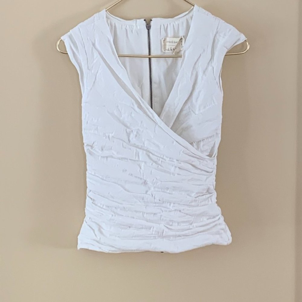 NWOT - Nicole Miller Logan top - scrunchy, white lined back zip.